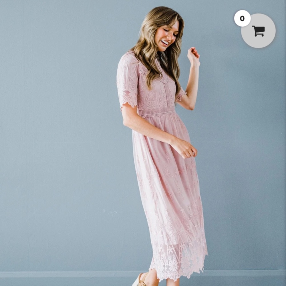 Chic Lace Midi Dress in Soft Pink